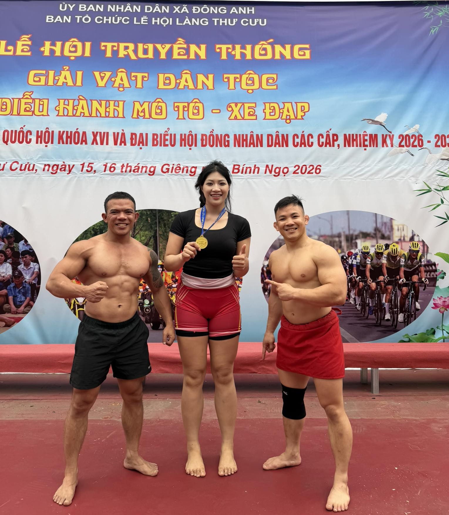 Xuất hiện hoa kh&ocirc;i đấu vật hội l&agrave;ng: 1 m&igrave;nh "c&acirc;n đẹp" cả  VĐV gi&agrave;nh HCV SEA Games, nhan sắc kh&ocirc;ng phải dạng vừa  - Ảnh 4.
