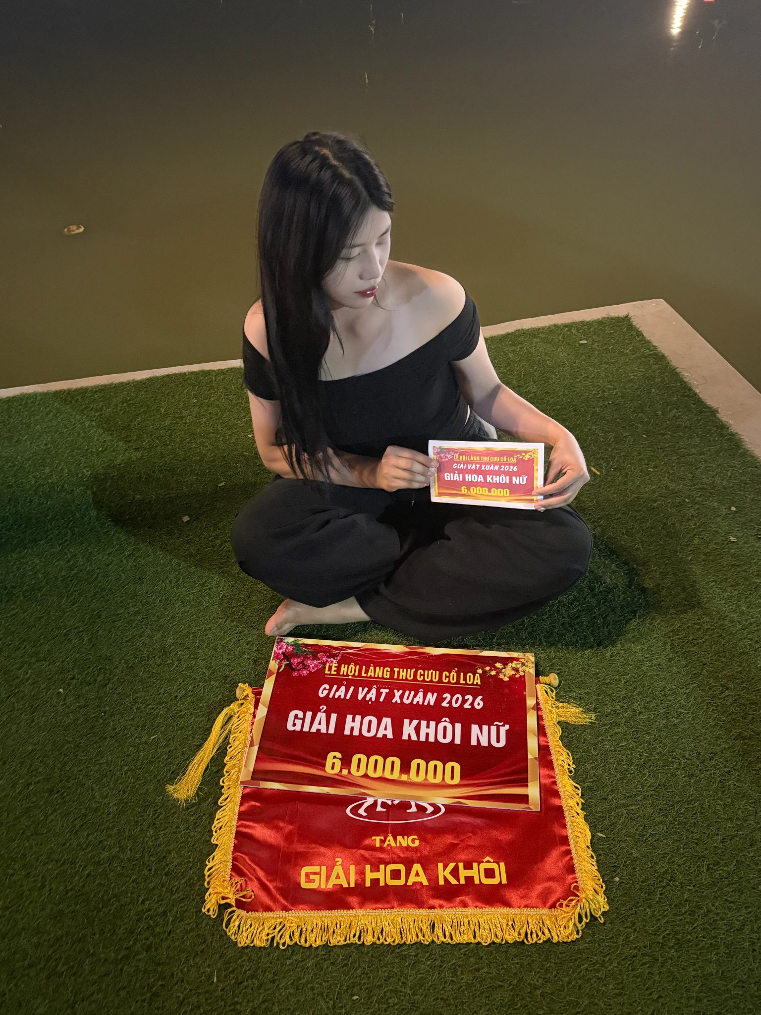 Xuất hiện hoa kh&ocirc;i đấu vật hội l&agrave;ng: 1 m&igrave;nh "c&acirc;n đẹp" cả  VĐV gi&agrave;nh HCV SEA Games, nhan sắc kh&ocirc;ng phải dạng vừa  - Ảnh 1.