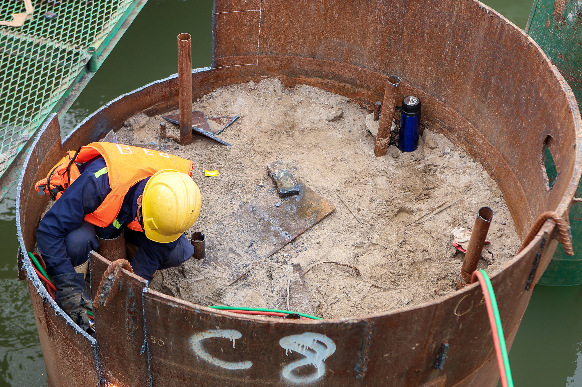 To&agrave;n cảnh c&ocirc;ng trường x&acirc;y cầu hơn 16.000 tỷ của Sun Group ở H&agrave; Nội: M&aacute;y m&oacute;c phủ k&iacute;n mặt s&ocirc;ng, phấn đấu ho&agrave;n th&agrave;nh nhanh nhất Việt Nam - Ảnh 7.