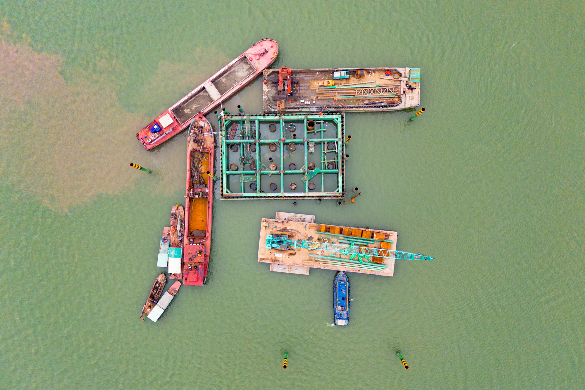 To&agrave;n cảnh c&ocirc;ng trường x&acirc;y cầu hơn 16.000 tỷ của Sun Group ở H&agrave; Nội: M&aacute;y m&oacute;c phủ k&iacute;n mặt s&ocirc;ng, phấn đấu ho&agrave;n th&agrave;nh nhanh nhất Việt Nam - Ảnh 8.