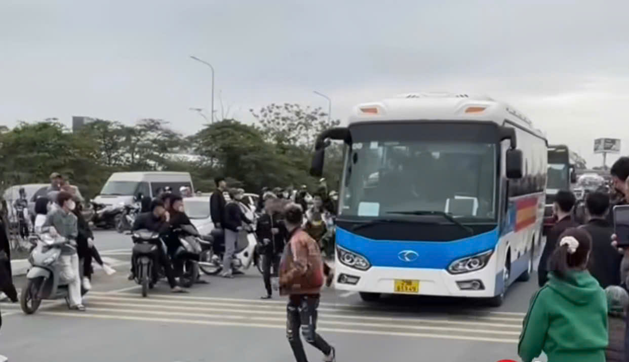 Nam thanh ni&ecirc;n cản trở xe l&agrave;m nhiệm vụ trong lễ giao nhận qu&acirc;n 2026 - Ảnh 1.