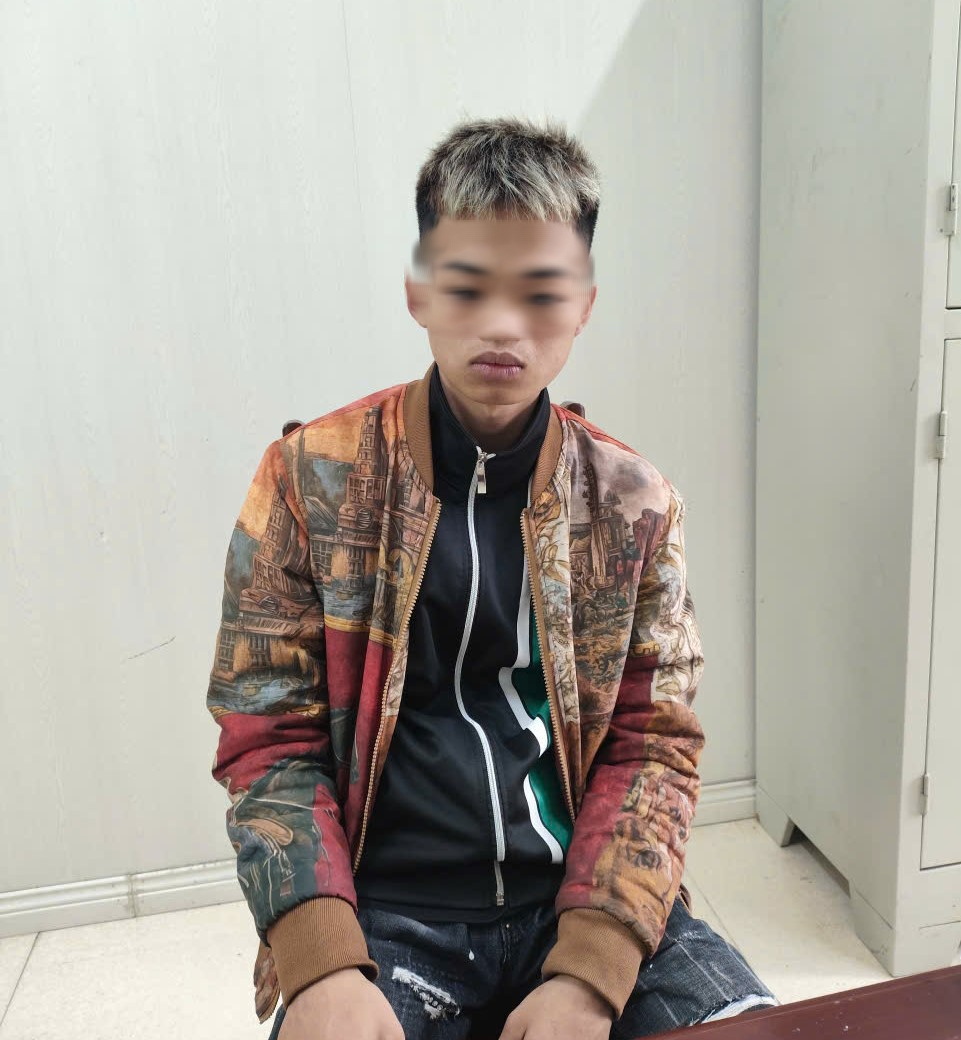 Nam thanh ni&ecirc;n cản trở xe l&agrave;m nhiệm vụ trong lễ giao nhận qu&acirc;n 2026 - Ảnh 2.