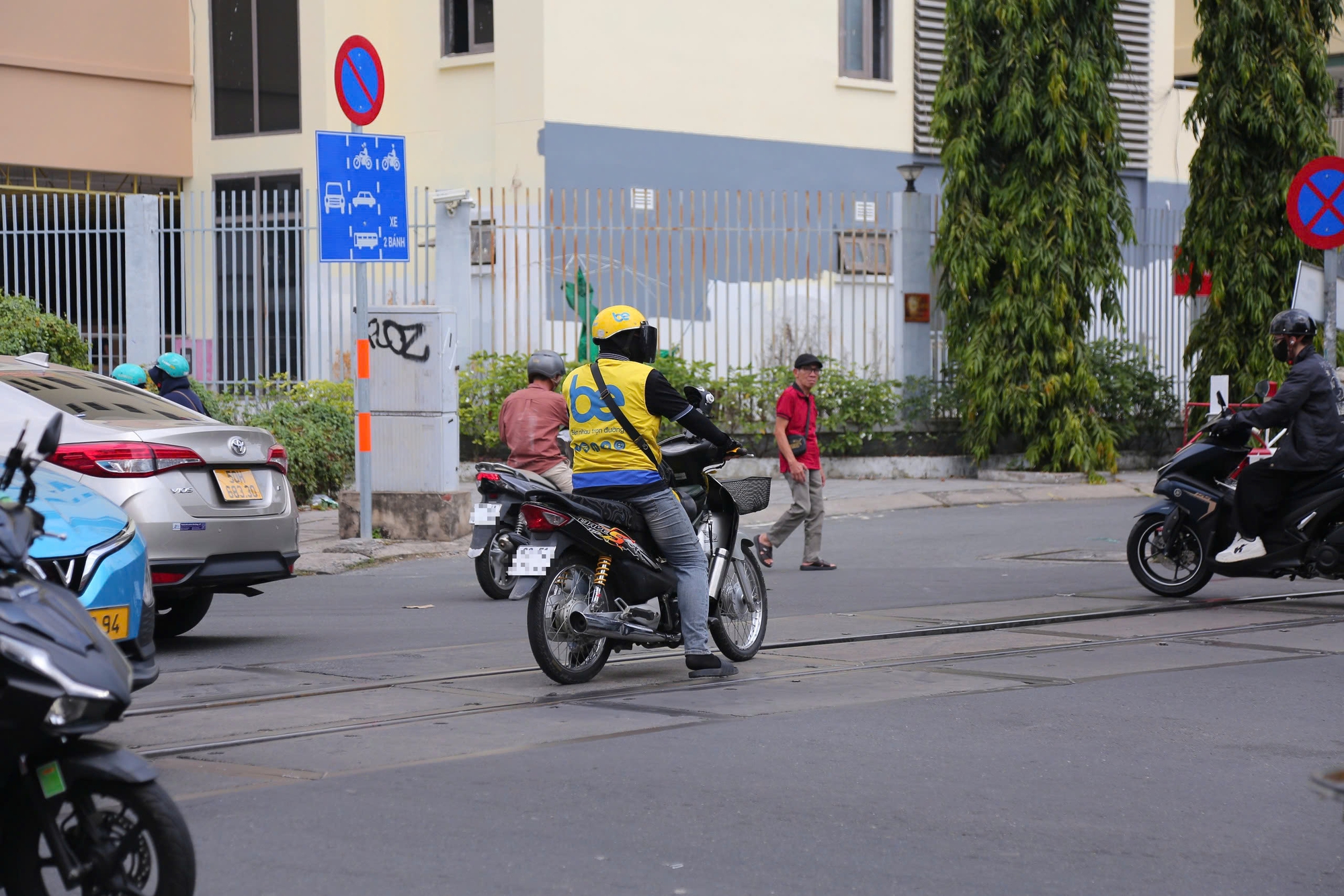 Lỗi vi phạm giao th&ocirc;ng đường sắt CSGT TPHCM cảnh b&aacute;o năm 2026 - Ảnh 1.