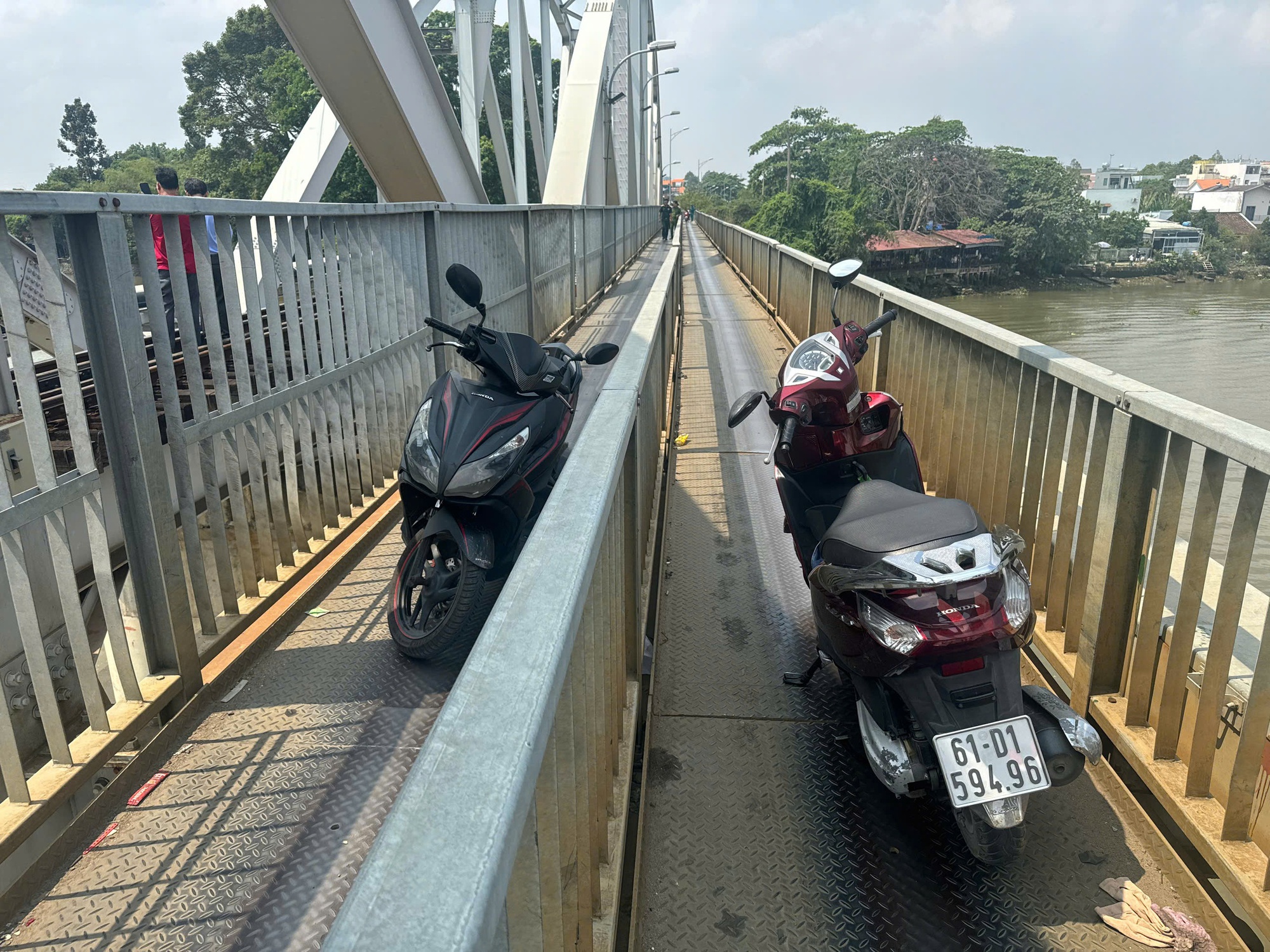 S&agrave; lan va chạm cầu Ghềnh, nhiều người đi xe m&aacute;y ng&atilde; nh&aacute;o nh&agrave;o - Ảnh 3.