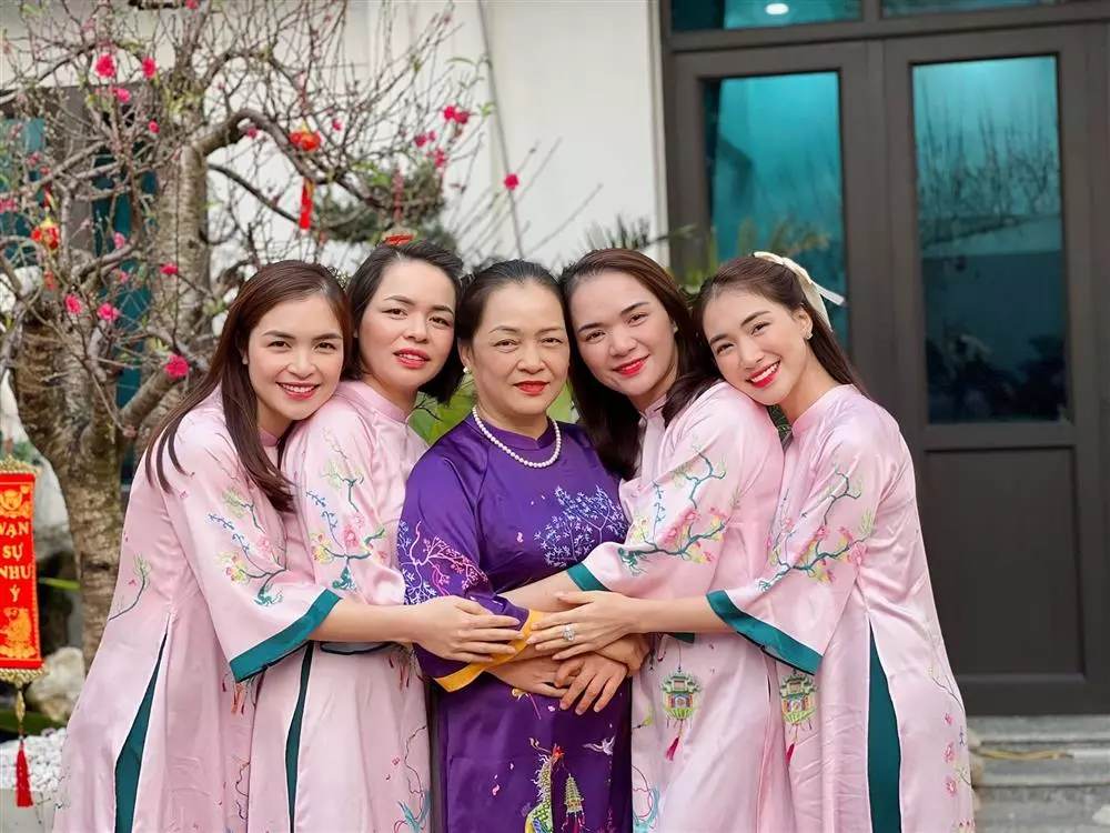 H&ograve;a Minzy "thả th&iacute;nh" c&ocirc;ng khai bạn trai, chị g&aacute;i ruột đăng status 79 chữ để x&aacute;c nhận hộ - Ảnh 2.