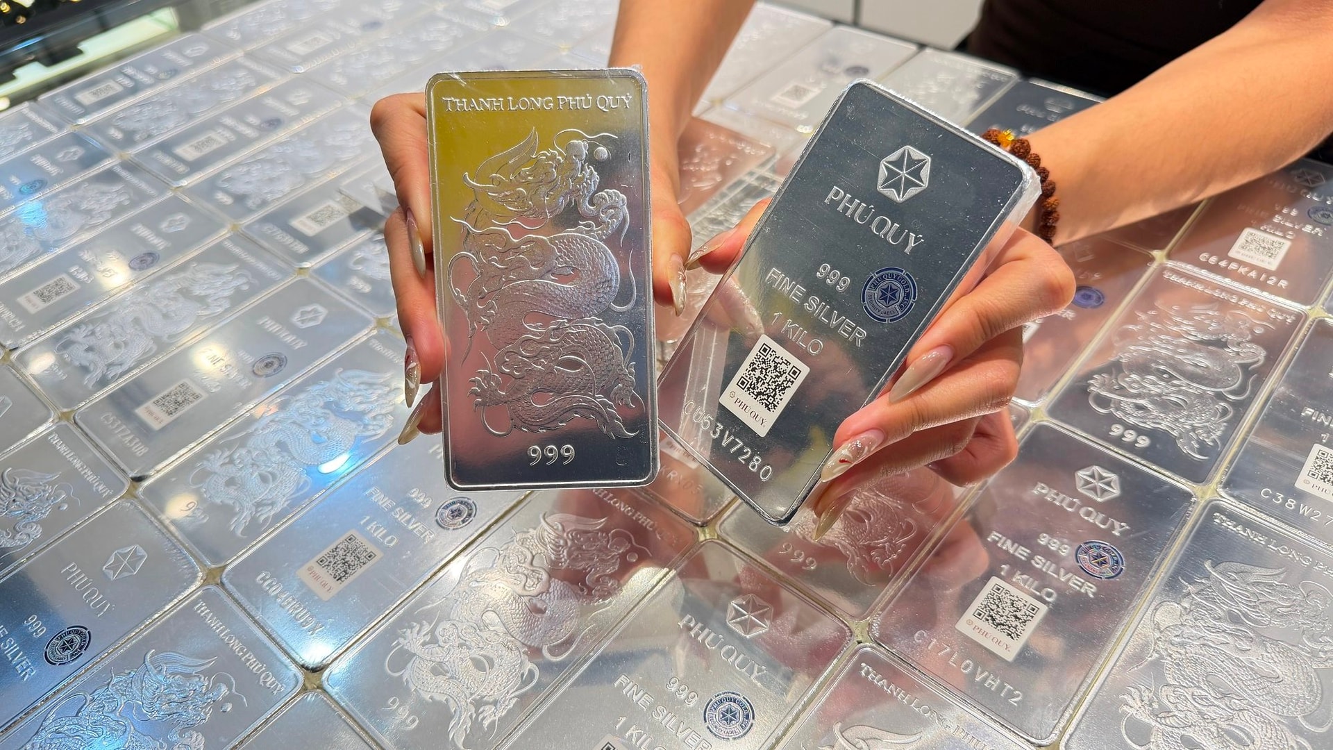 Gi&aacute; v&agrave;ng h&ocirc;m nay 6/3: Cắm đầu giảm, bạc diễn biến bất ngờ - Ảnh 3.