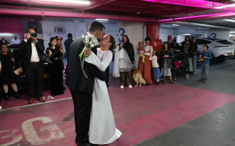 Cưới nhau dưới hầm tr&uacute; bom: Lễ cưới đặc biệt giữa b&atilde;o t&ecirc;n lửa - Ảnh 2.