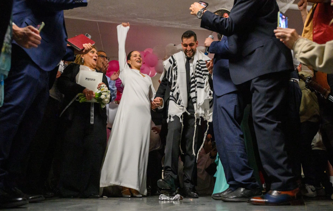 Cưới nhau dưới hầm tr&uacute; bom: Lễ cưới đặc biệt giữa b&atilde;o t&ecirc;n lửa - Ảnh 4.