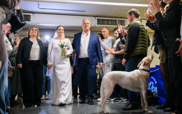 Cưới nhau dưới hầm tr&uacute; bom: Lễ cưới đặc biệt giữa b&atilde;o t&ecirc;n lửa - Ảnh 3.