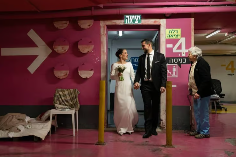 Cưới nhau dưới hầm tr&uacute; bom: Lễ cưới đặc biệt giữa b&atilde;o t&ecirc;n lửa - Ảnh 1.