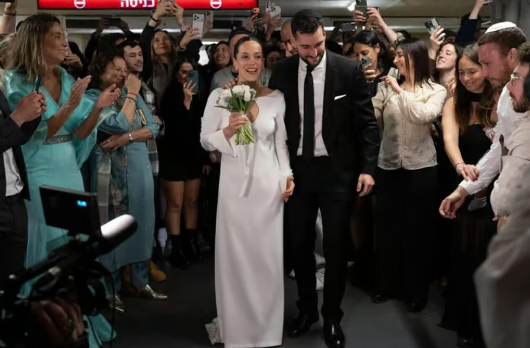 Cưới nhau dưới hầm tr&uacute; bom: Lễ cưới đặc biệt giữa b&atilde;o t&ecirc;n lửa - Ảnh 6.