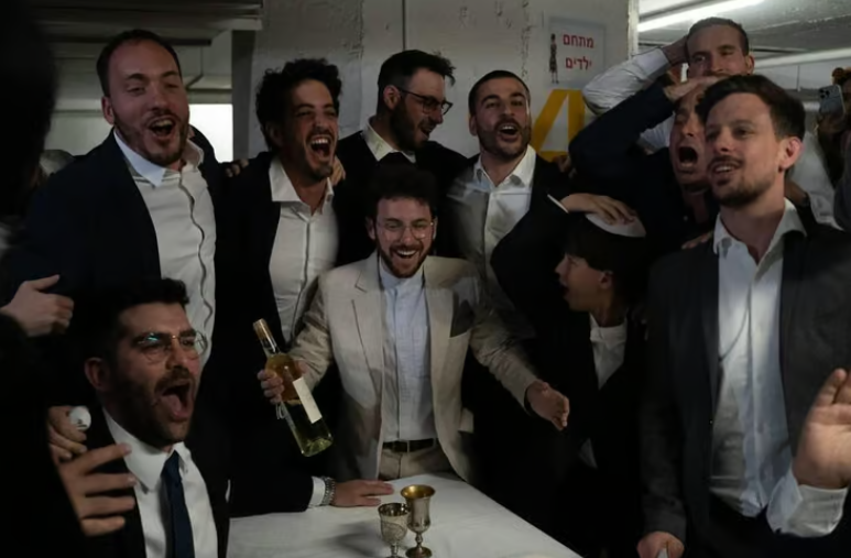 Cưới nhau dưới hầm tr&uacute; bom: Lễ cưới đặc biệt giữa b&atilde;o t&ecirc;n lửa - Ảnh 5.