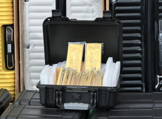 Phát hiện 145kg vàng thỏi được giấu trong 14 kiện vali tại sân bay - Ảnh 1.