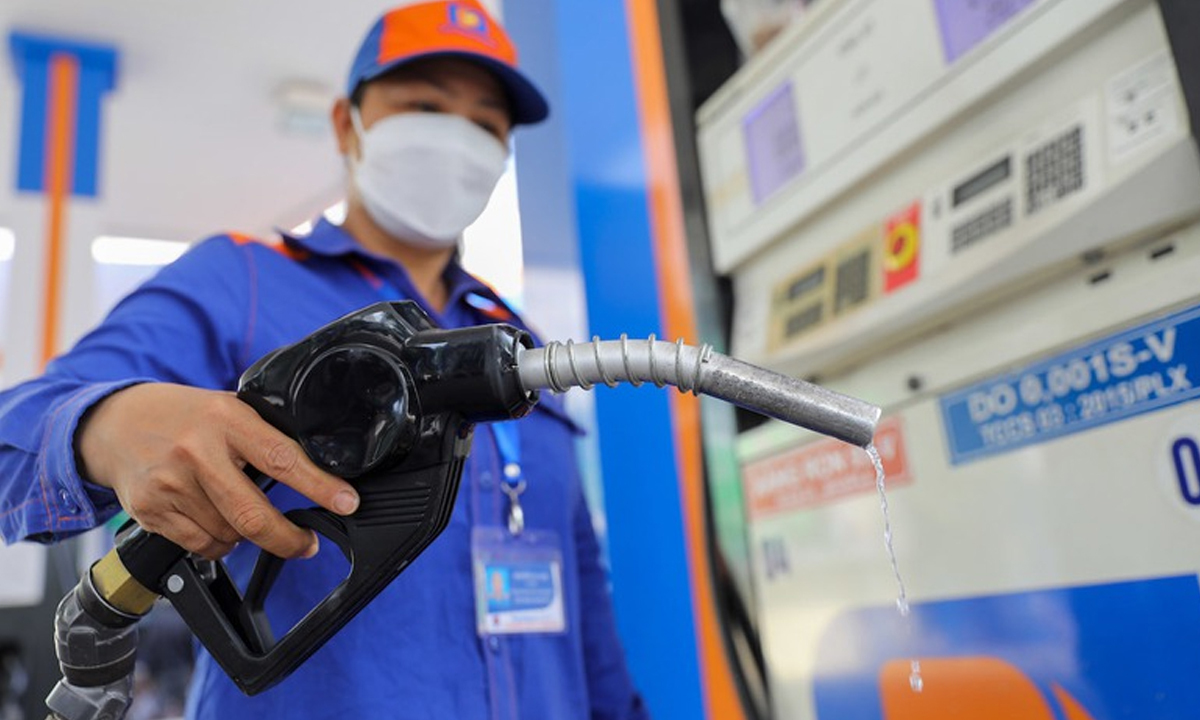 Ch&iacute;nh phủ cho ph&eacute;p Petrovietnam nhập khẩu dầu th&ocirc;, nguy&ecirc;n liệu sản xuất xăng dầu - Ảnh 1.