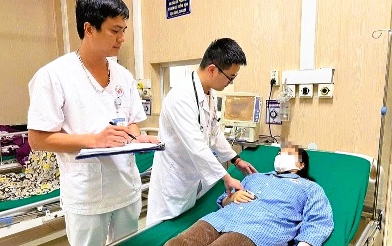 Đốt than x&ocirc;ng cảm c&uacute;m, người phụ nữ bị ngộ độc kh&iacute; CO - Ảnh 1.