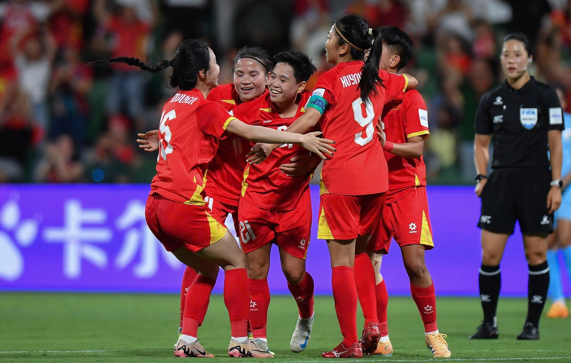 Tuyển nữ Việt Nam rộng cửa v&agrave;o tứ kết - Ảnh 3.