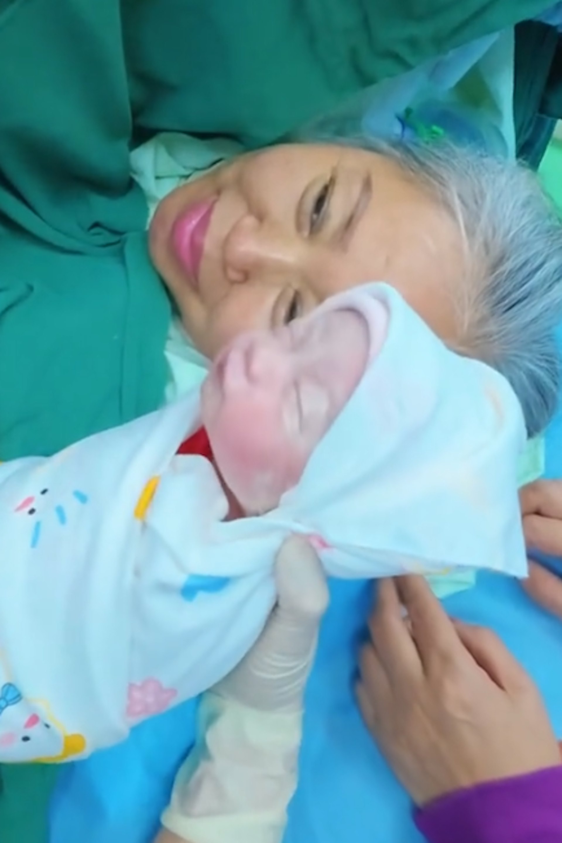 Sản phụ 63 tuổi sinh con nhờ IVF g&acirc;y tranh c&atilde;i tại Trung Quốc - Ảnh 3.