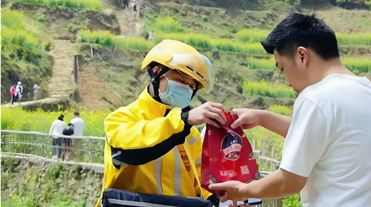 Ch&agrave;ng trai l&agrave;m shipper độc quyền ở n&ocirc;ng th&ocirc;n, kiếm gần 40 triệu đồng/th&aacute;ng - Ảnh 1.