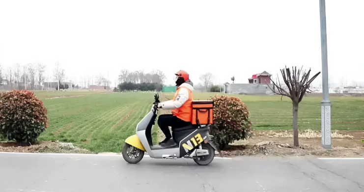 Ch&agrave;ng trai l&agrave;m shipper độc quyền ở n&ocirc;ng th&ocirc;n, kiếm gần 40 triệu đồng/th&aacute;ng - Ảnh 2.