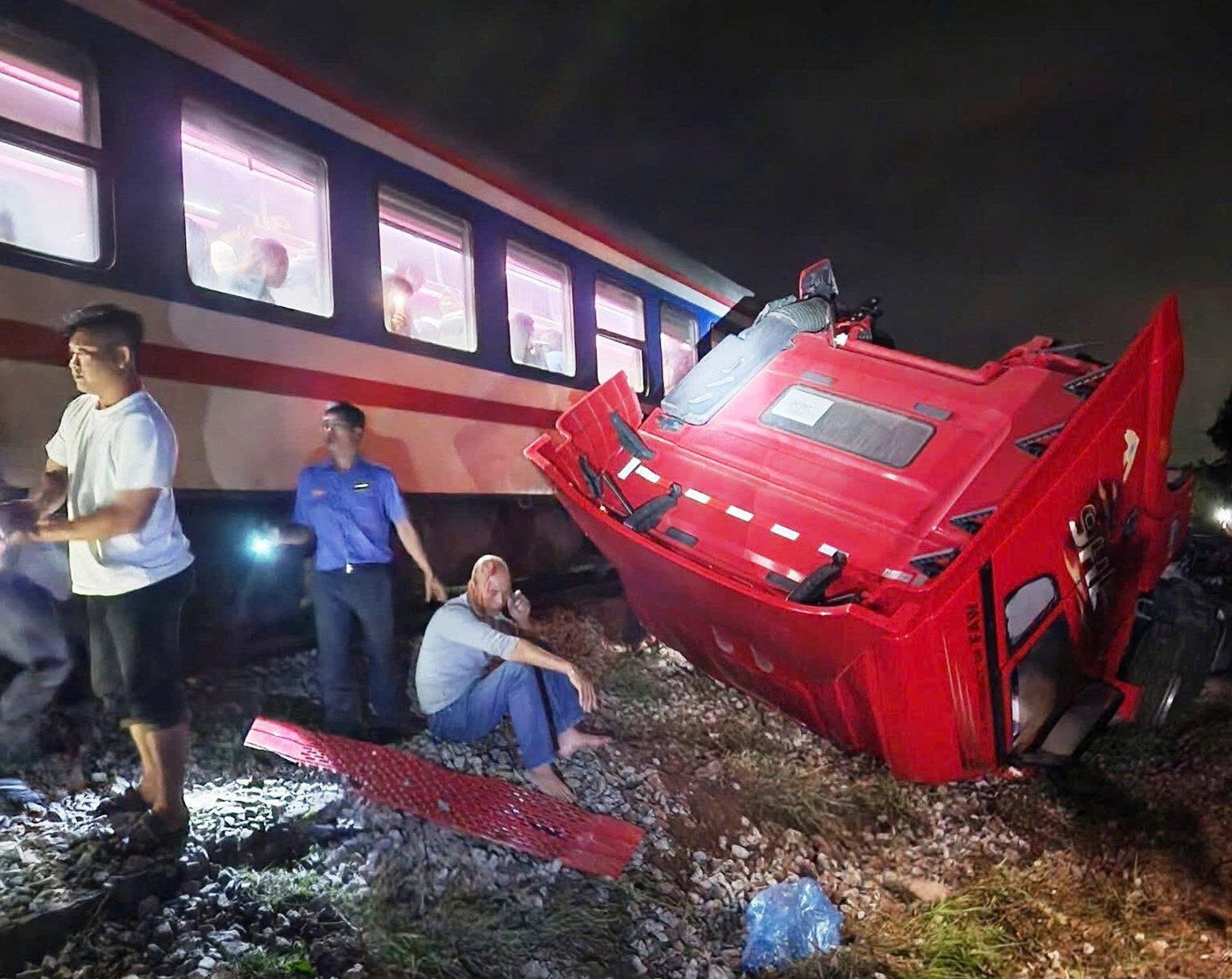 Tai nạn xe đầu kéo gãy đôi do tàu hỏa tông ở Quảng Ngãi ngày 6 / 3 - Ảnh 3.