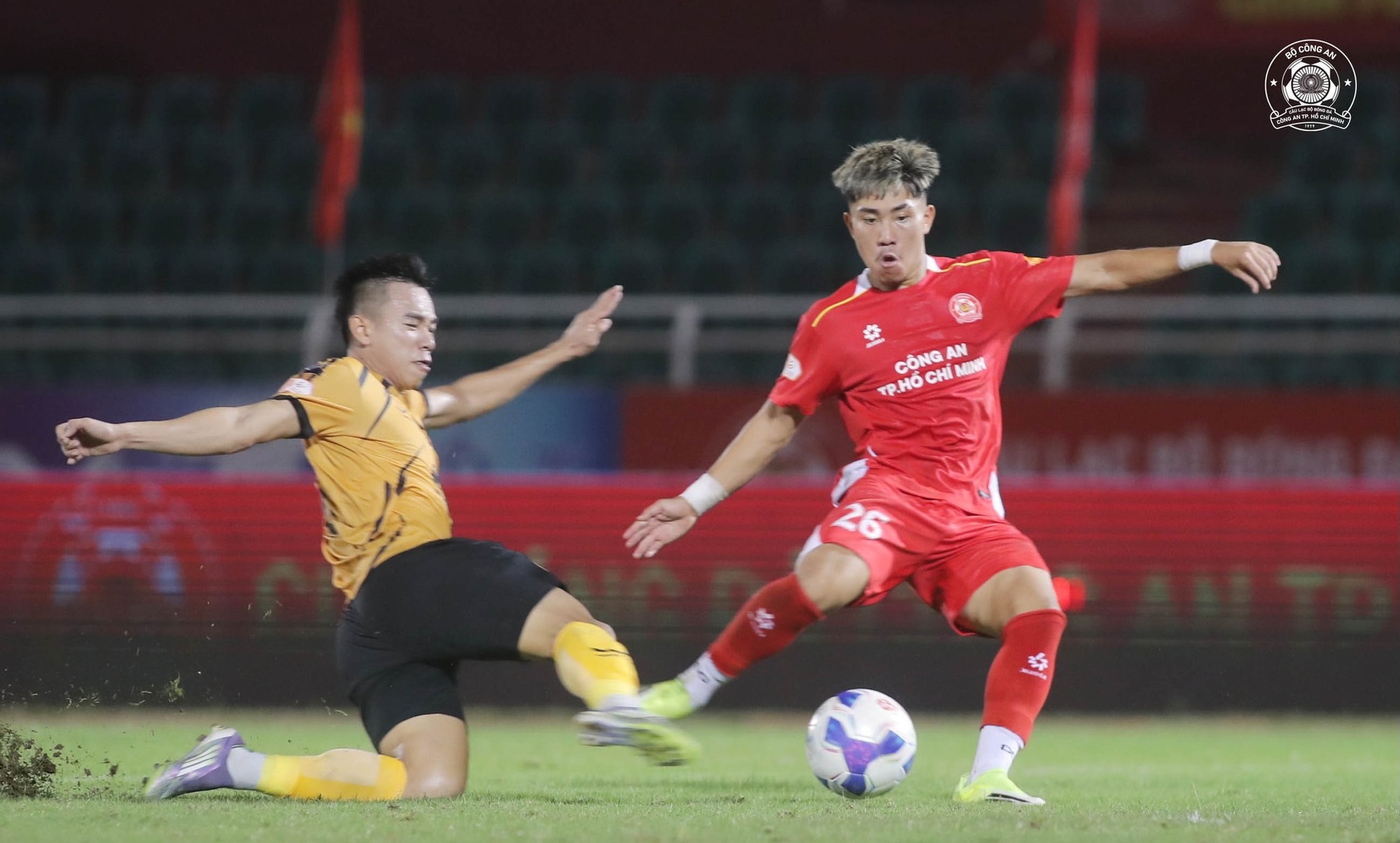 Ch&acirc;n s&uacute;t Việt kiều 19 tuổi Khoa Ng&ocirc; b&aacute;o tin vui cho HLV Kim Sang-sik; HAGL lại "l&acirc;m nguy" - Ảnh 1.