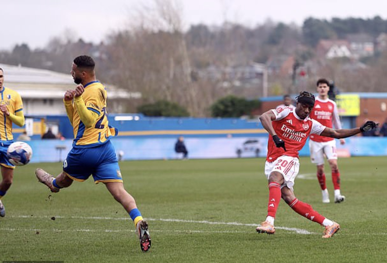 Hạ Mansfield Town, Arsenal nhọc nhằn v&agrave;o tứ kết FA Cup - Ảnh 2.