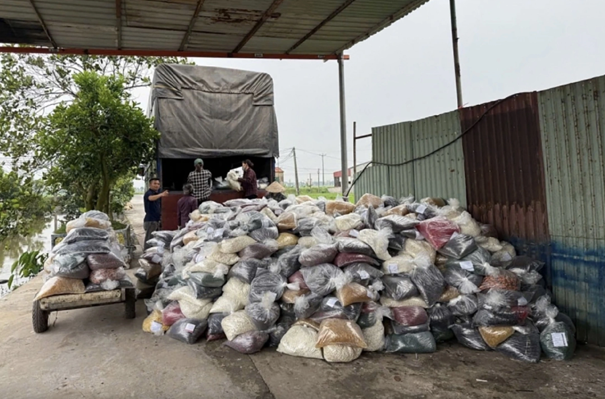 Cựu Ph&oacute; cục trưởng Hải quan nhận hối lộ gi&uacute;p doanh nghiệp l&agrave;m h&agrave;ng giả th&ocirc;ng quan - Ảnh 2.