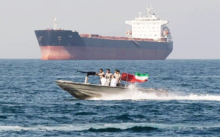 Iran &ldquo;hoan ngh&ecirc;nh&rdquo; Mỹ hộ tống t&agrave;u chở dầu qua eo biển Hormuz, v&igrave; sao nhắc 1 vụ hỏa hoạn gần 40 năm trước?