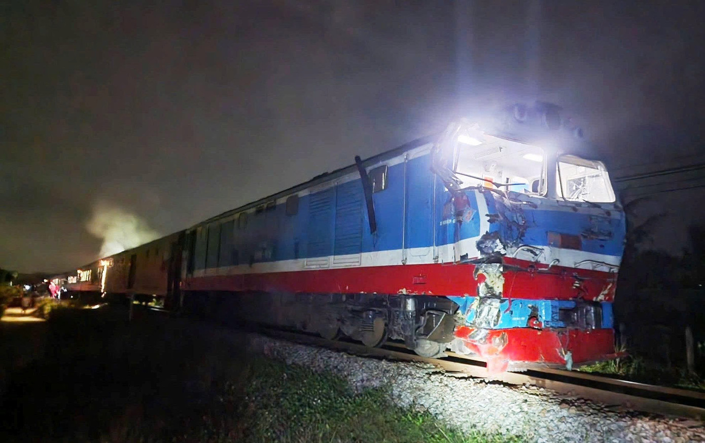 Tai nạn xe đầu kéo gãy đôi do tàu hỏa tông ở Quảng Ngãi ngày 6 / 3 - Ảnh 4.