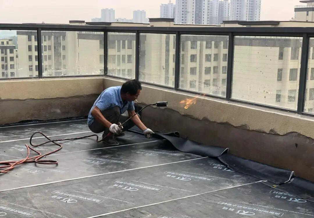 M&ugrave;a h&egrave; n&oacute;ng 40&deg;C, tường từng dột nước: 8 năm sống ở căn hộ &aacute;p m&aacute;i khiến t&ocirc;i hiểu một sự thật - Ảnh 4.