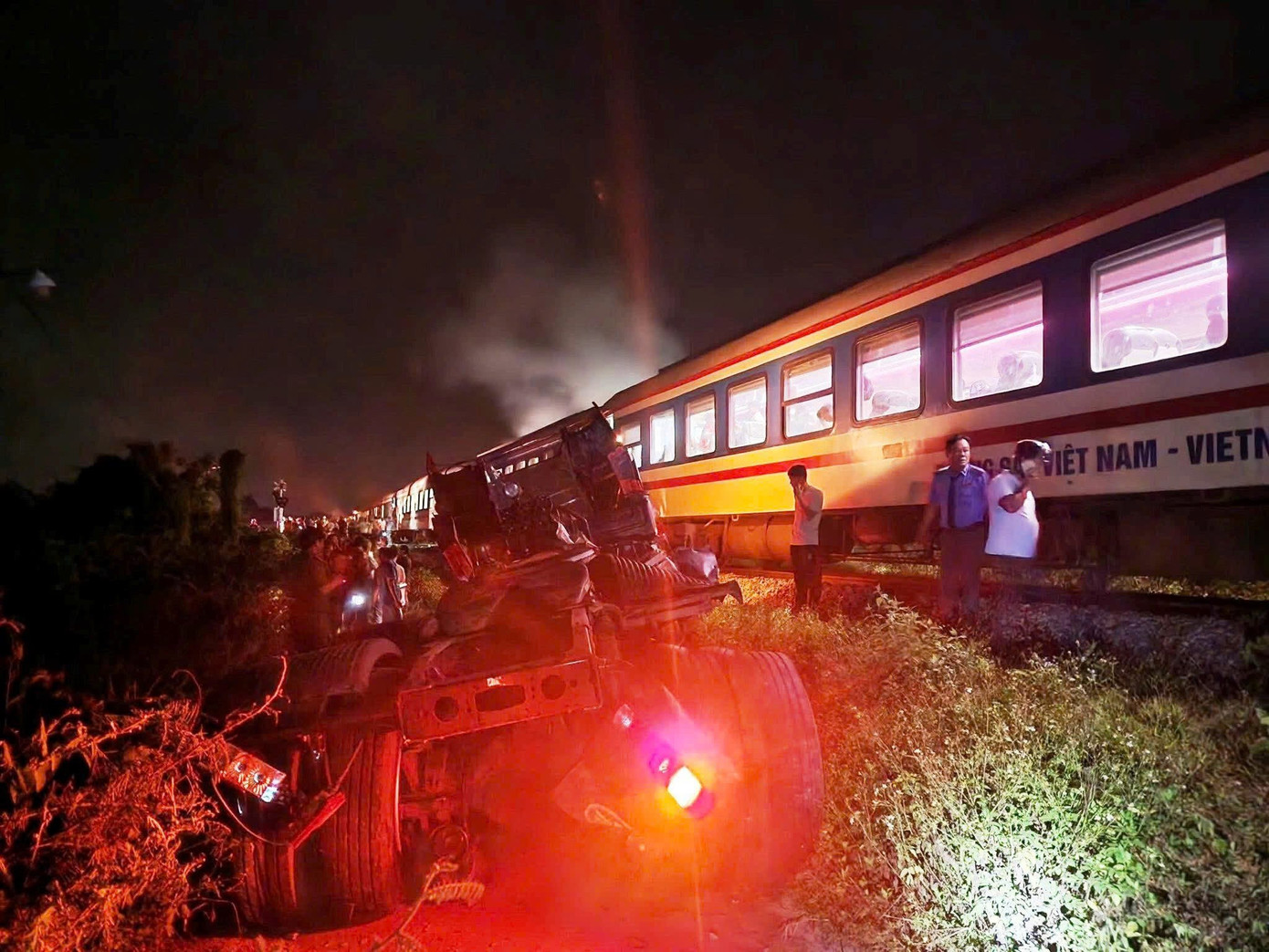 Tai nạn xe đầu kéo gãy đôi do tàu hỏa tông ở Quảng Ngãi ngày 6 / 3 - Ảnh 2.