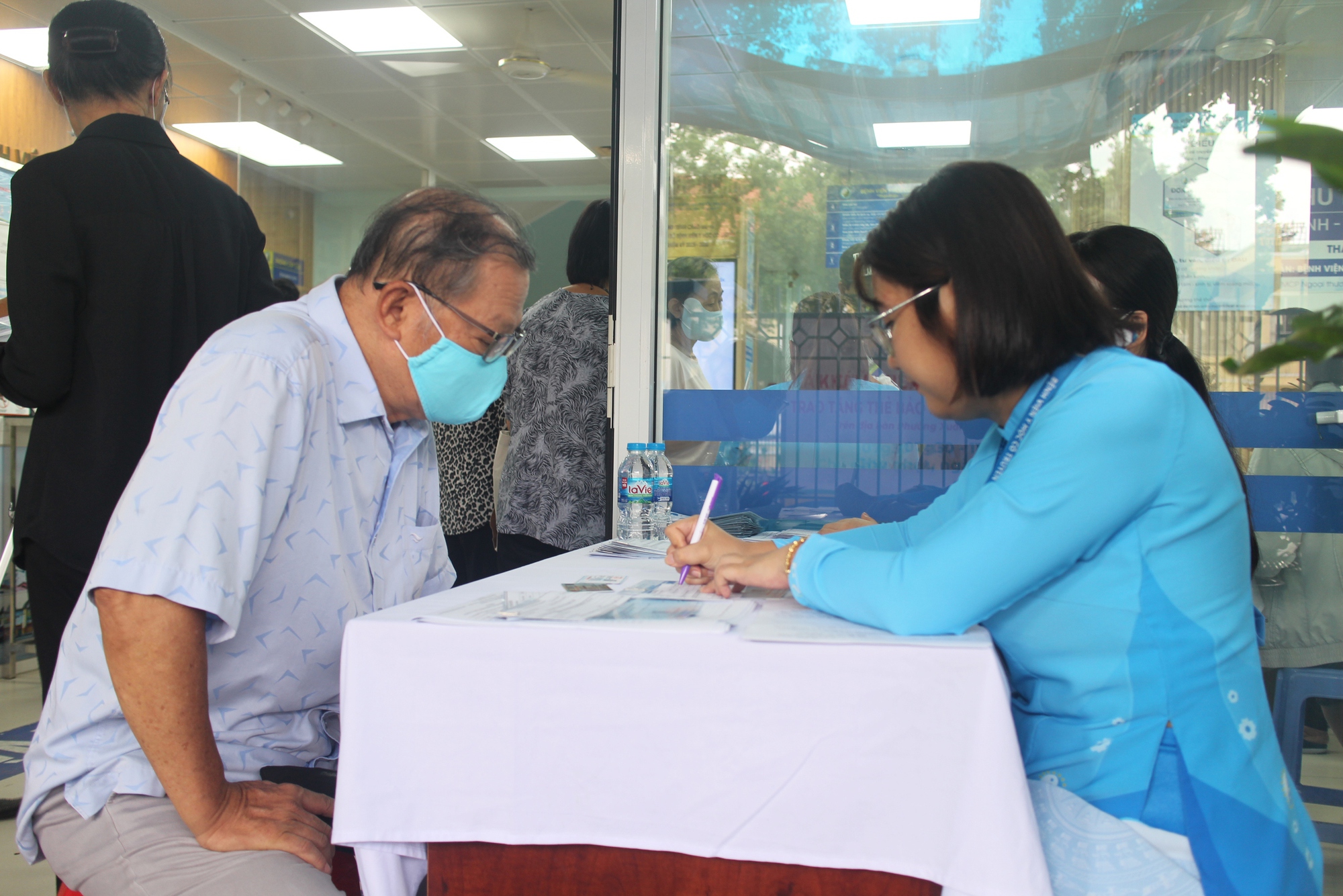 Chỉ cần mắc lỗi n&agrave;y, người d&acirc;n c&oacute; thể bị mất quyền lợi BHYT 5 năm li&ecirc;n tục - Ảnh 2.