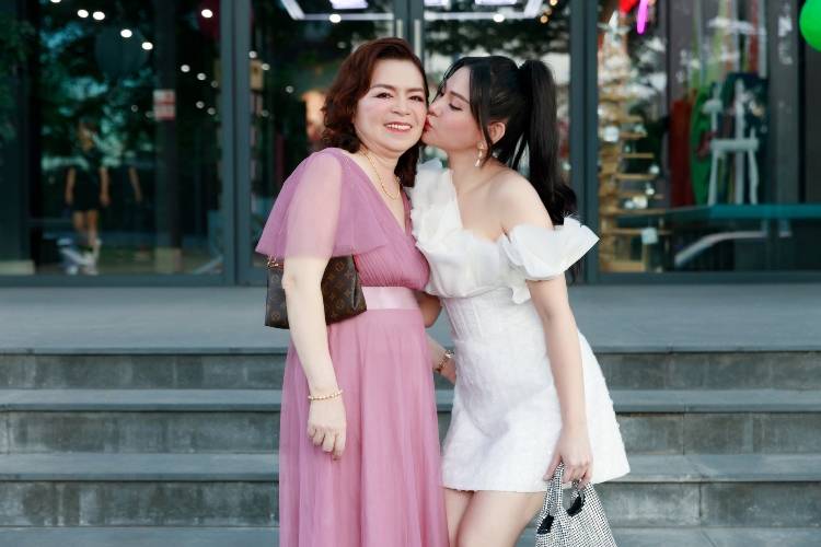 Thiếu gia Đà Lạt si mê mẹ đơn thân hơn 10 tuổi, có 1 con riêng là ca sĩ nổi tiếng - Ảnh 3.