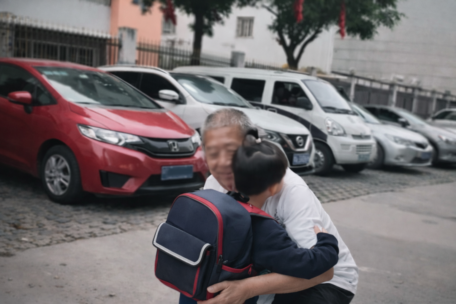 Sự thật m&oacute;n qu&agrave; của &ocirc;ng l&atilde;o 70 tuổi: Tại sao tặng v&agrave;ng cho tất cả c&aacute;c ch&aacute;u m&agrave; trừ ch&aacute;u ngoại sống xa nh&agrave;?- Ảnh 2.