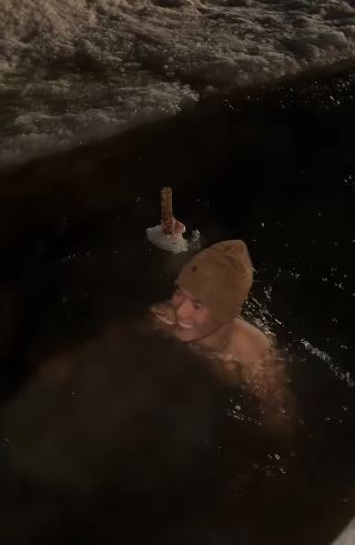 Thót tim cảnh Bùi Tiến Dũng cởi trần lộ body 6 múi nhảy xuống sông băng giữa cái lạnh -6 độ C- Ảnh 3.