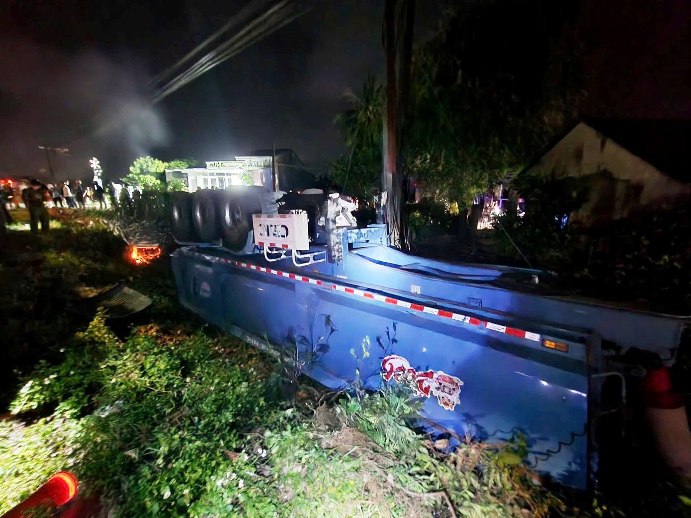 Tai nạn xe đầu kéo gãy đôi do tàu hỏa tông ở Quảng Ngãi ngày 6 / 3 - Ảnh 1.