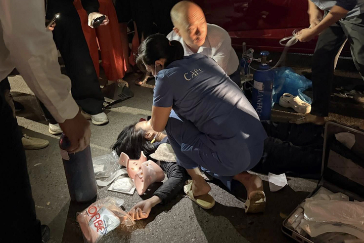 Nh&acirc;n chứng vụ tai nạn ở H&agrave; Nội: "Xe t&oacute;e lửa sau c&uacute; t&ocirc;ng, người đi đường bị hất văng"- Ảnh 2.