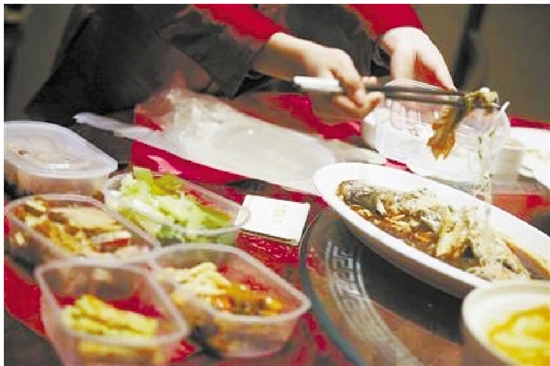 Họp lớp, lớp trưởng chế giễu vì tôi gói thức ăn thừa: Chỉ đáp 13 chữ, hôm sau cô ta lập tức bị đuổi việc - Ảnh 2.