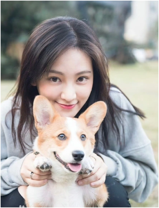 T&igrave;nh h&igrave;nh hiện tại của "Nữ thần Vũ H&aacute;n" nổi khắp cả nước nhờ một bộ ảnh năm 18 tuổi, d&ugrave;ng c&aacute;t-x&ecirc; &ldquo;bao nu&ocirc;i&rdquo; bạn trai- Ảnh 6.