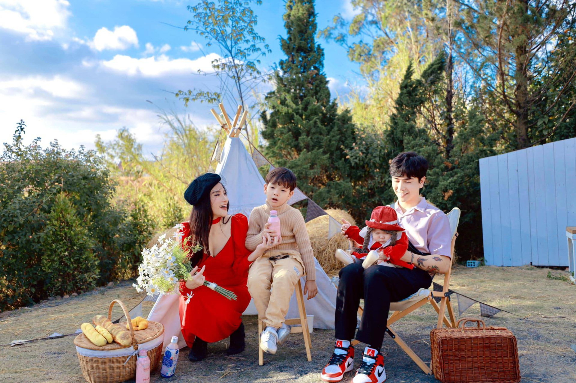 Thiếu gia Đà Lạt si mê mẹ đơn thân hơn 10 tuổi, có 1 con riêng là ca sĩ nổi tiếng - Ảnh 1.