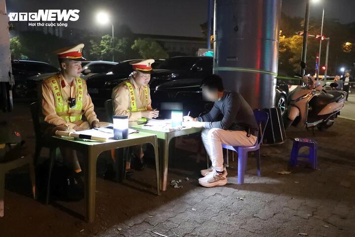 Nhiều t&agrave;i xế vi phạm nồng độ cồn sau li&ecirc;n hoan mừng 8 / 3 tại H&agrave; Nội - Ảnh 2.