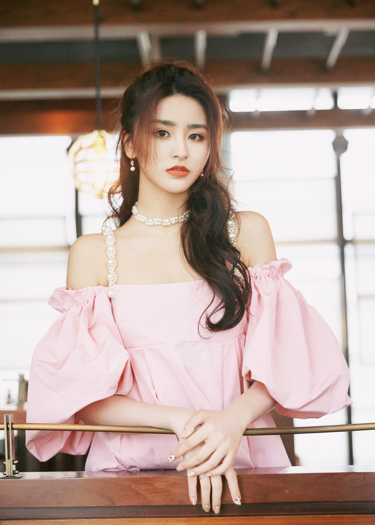 Gấp: Nữ thần nhan sắc ra t&iacute;n hiệu cầu cứu qua một b&agrave;i h&aacute;t, cuộc sống đang bị kiểm so&aacute;t- Ảnh 3.