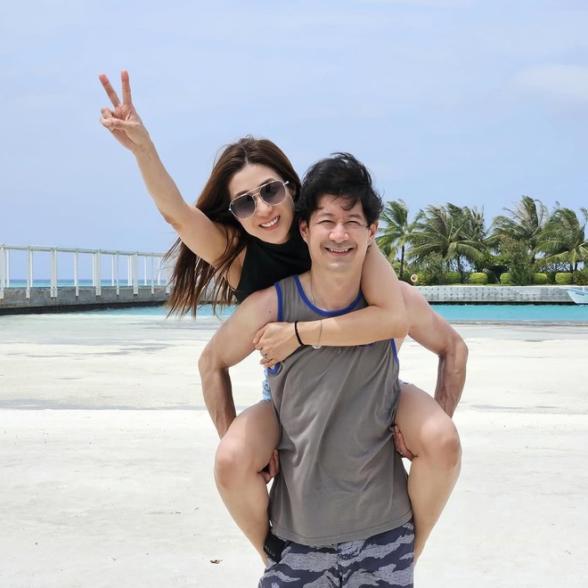 Hoa hậu v&agrave; chồng b&aacute;c sĩ hơn 13 tuổi vừa đệ đơn ly h&ocirc;n, nay t&aacute;i hợp "như chưa hề c&oacute; cuộc chia ly"- Ảnh 5.