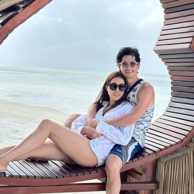 Hoa hậu v&agrave; chồng b&aacute;c sĩ hơn 13 tuổi vừa đệ đơn ly h&ocirc;n, nay t&aacute;i hợp "như chưa hề c&oacute; cuộc chia ly"- Ảnh 1.