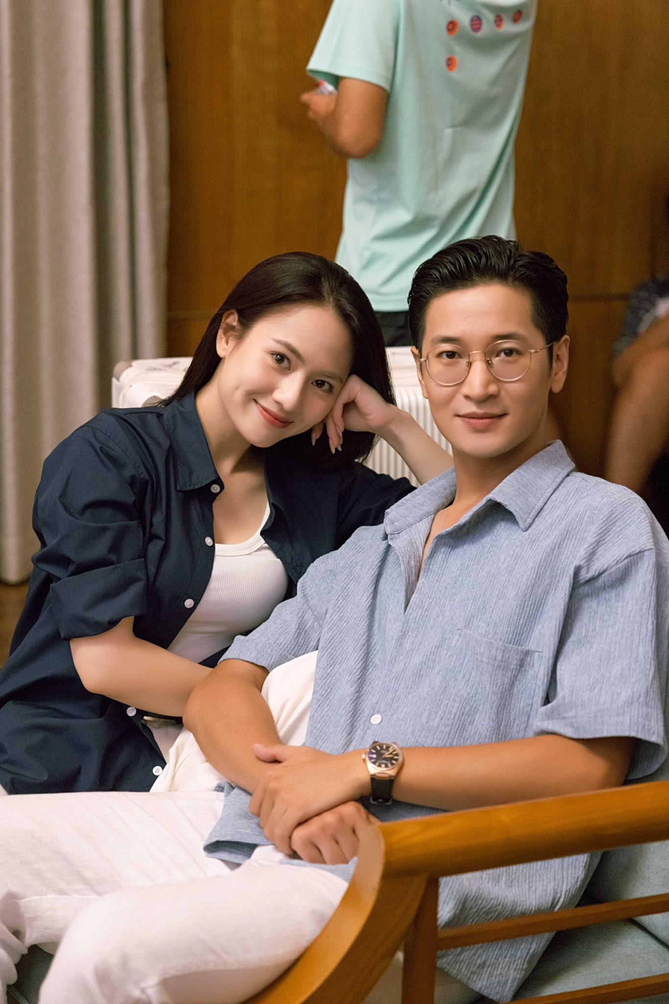 Cặp diễn vi&ecirc;n Việt b&iacute; mật tổ chức đ&aacute;m hỏi, k&egrave; k&egrave; b&ecirc;n nhau kh&ocirc;ng rời- Ảnh 5.