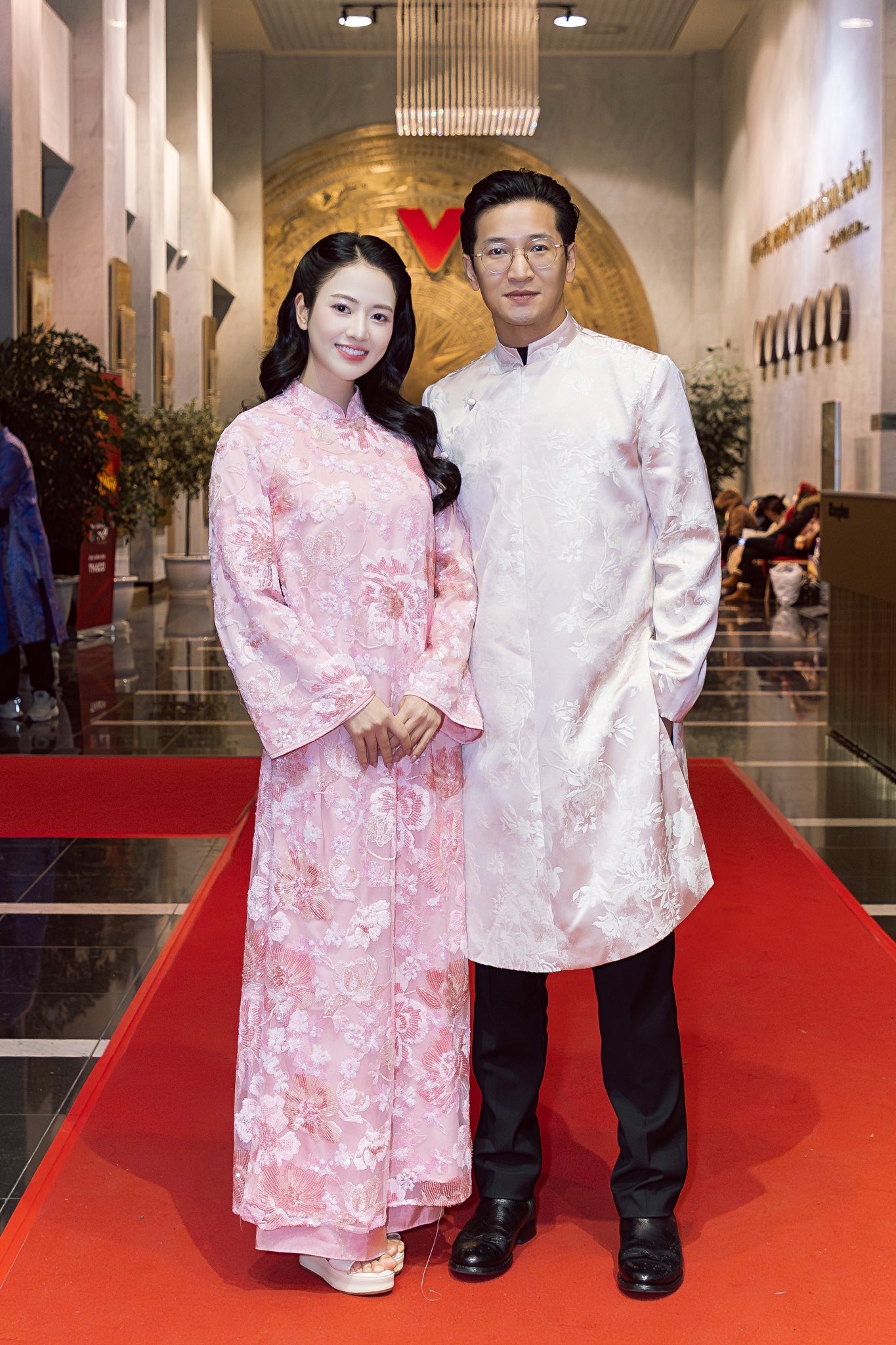 Cặp diễn vi&ecirc;n Việt b&iacute; mật tổ chức đ&aacute;m hỏi, k&egrave; k&egrave; b&ecirc;n nhau kh&ocirc;ng rời- Ảnh 4.