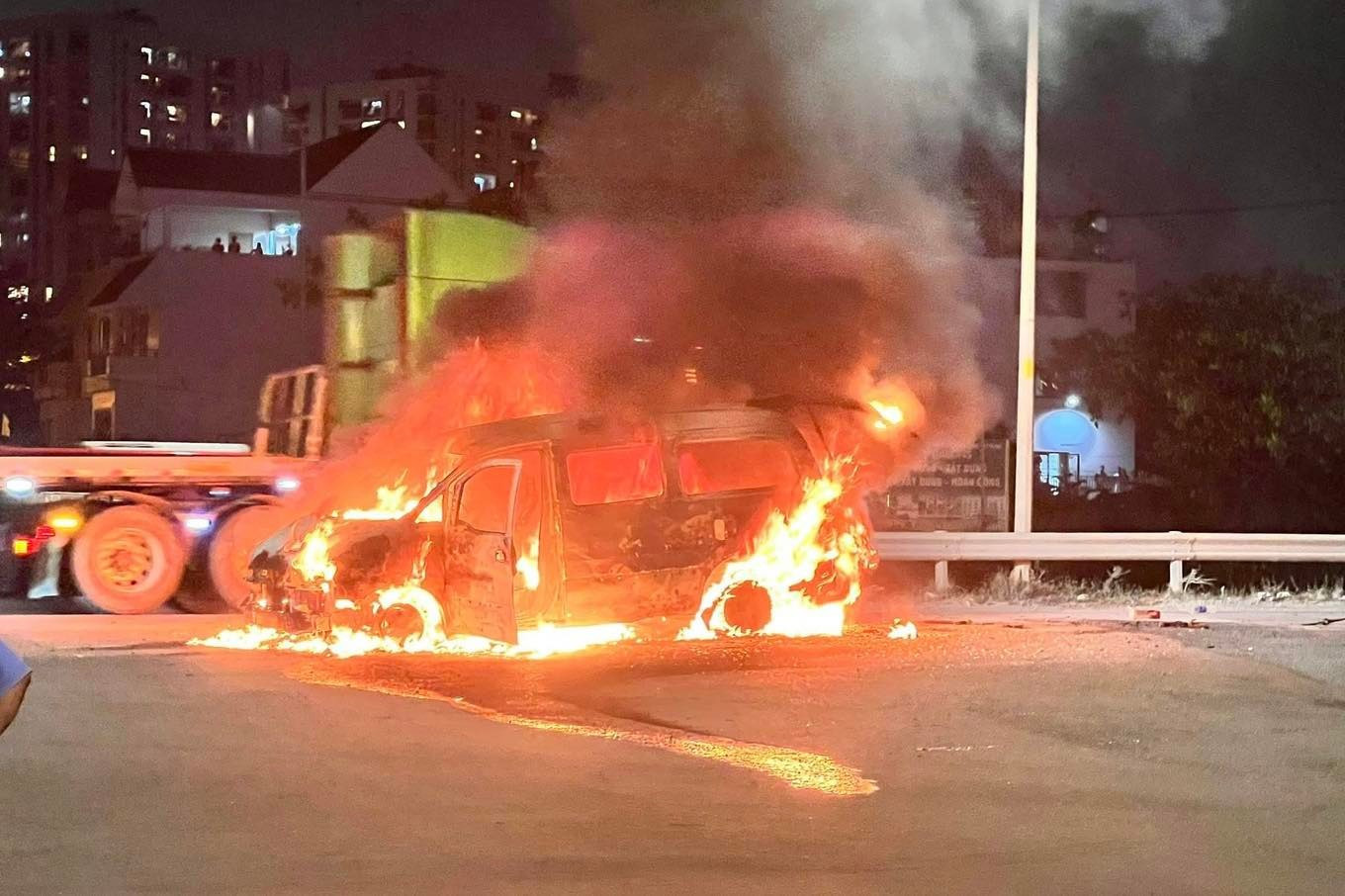 &Ocirc; t&ocirc; tải van bốc ch&aacute;y khi đang được xe cứu hộ chở tr&ecirc;n đường TPHCM - Ảnh 1.