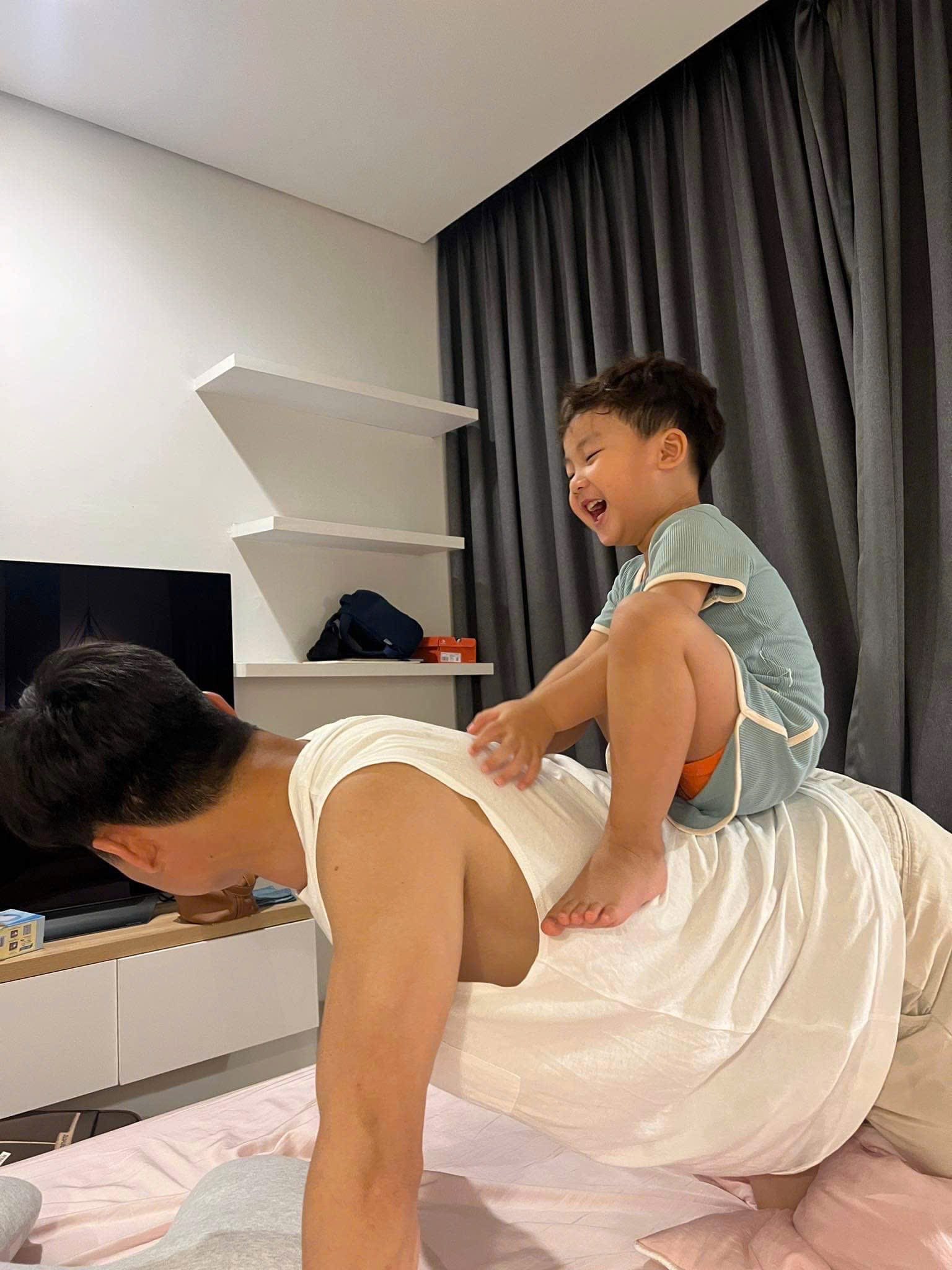 Đại u&yacute; Thăng Văn Cương đăng clip "b&oacute;c phốt" Ho&agrave; Minzy, nh&igrave;n n&eacute;t mặt cam chịu n&agrave;y kh&ocirc;ng phải lần đầu - Ảnh 4.