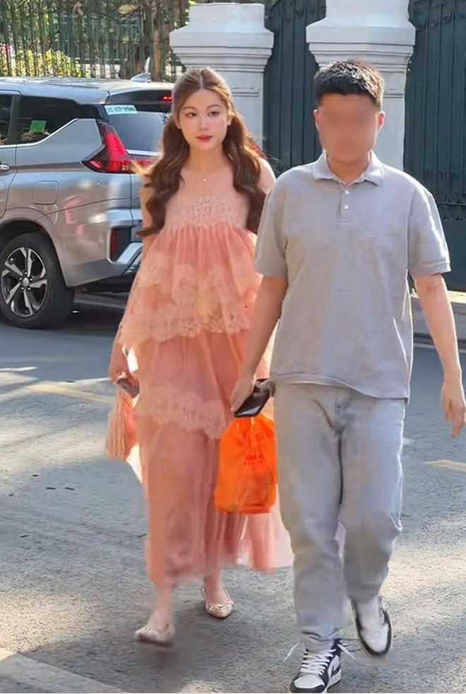 Xo&agrave;i Non đọ sắc bạn g&aacute;i HIEUTHUHAI: Ch&ecirc;nh nhau đ&uacute;ng 1 tuổi, ai hơn ai đ&acirc;y?- Ảnh 1.