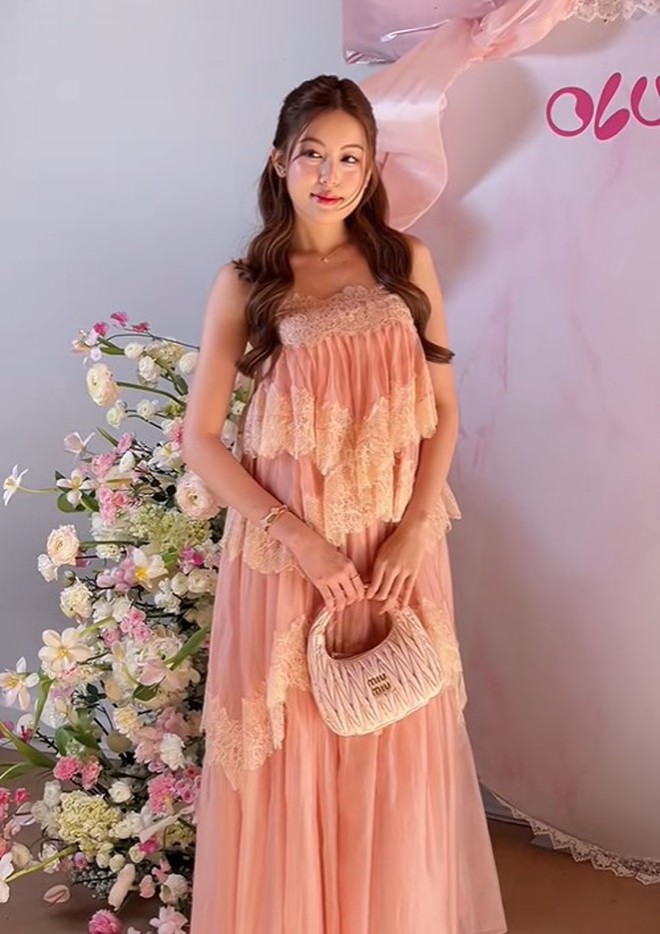 Xo&agrave;i Non đọ sắc bạn g&aacute;i HIEUTHUHAI: Ch&ecirc;nh nhau đ&uacute;ng 1 tuổi, ai hơn ai đ&acirc;y?- Ảnh 2.